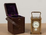 une petite boîte en bois avec une horloge à l'intérieur