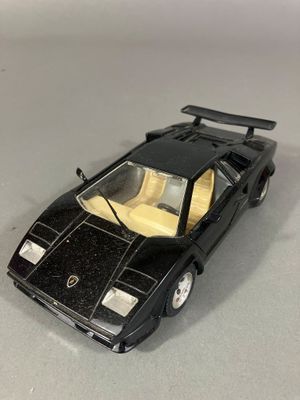maquette de voiture Lamborghini noire posée sur une surface blanche