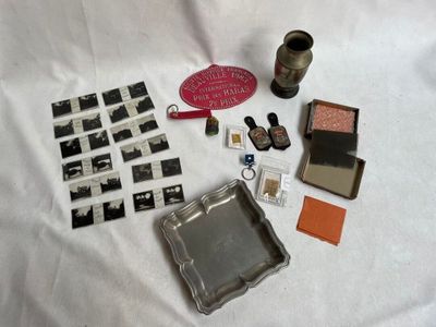 de nombreux objets posés sur un drap blanc