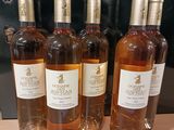 quatre bouteilles de vin sont alignées sur une table
