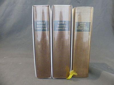 trois livres posés sur une table