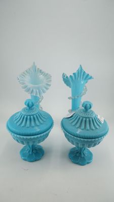 deux vases en verre bleu posés sur une table blanche