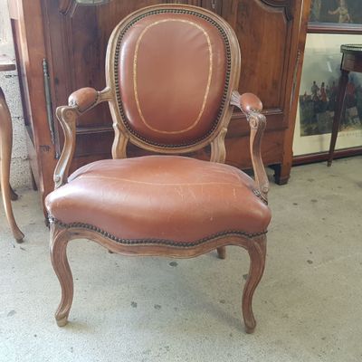 une chaise placée devant une armoire