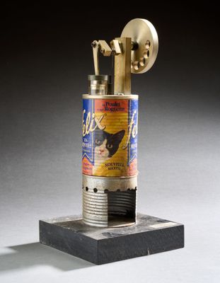 une image représentant un objet métallique sur lequel est posée une canette