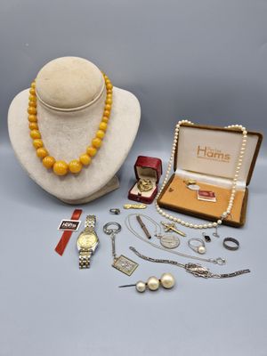 une image représentant un collier, un bracelet, une bague, une montre et d'autres bijoux