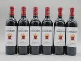 six bouteilles de vin rouge sont alignées