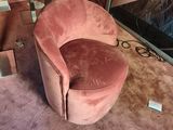 une chaise rose placée devant un miroir dans une pièce