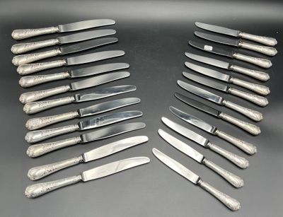 a lot of knives that are sitting on a table