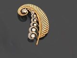 une paire de boucles d'oreilles à clip en diamant et or