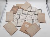 une pile de vieux livres posée sur une table blanche