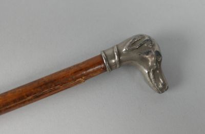 une canne en argent et en bois ornée d'une tête de cheval