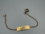 un bracelet plaqué or auquel est attachée une chaîne