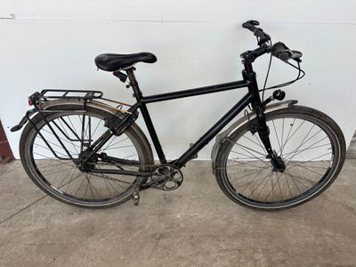 un vélo garé dans un garage