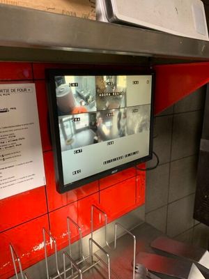 un téléviseur à écran plat accroché au mur dans un restaurant
