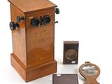 une petite boîte en bois sur laquelle est posée une loupe