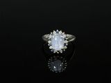 gros plan d'une bague en diamant sur une surface noire