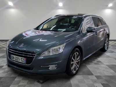 la photo d'une voiture garée dans un garage