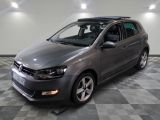 La Volkswagen Polo break grise est garée sur un sol en carrelage à damier.