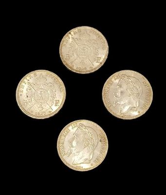 quatre pièces de monnaie britanniques sont disposées en cercle sur un fond noir