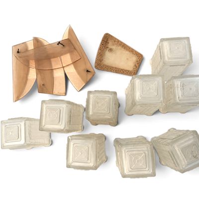 de nombreux morceaux de carton posés sur une table
