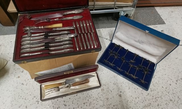 Ménagère en métal argenté et manche argent fourré en coffret. Cou...