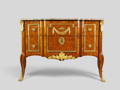 une image représentant une commode ornée de motifs dorés