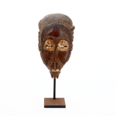 MASQUE Visage allongé aux yeux creusés