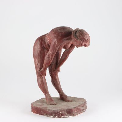 une sculpture représentant un homme penché sur un rocher