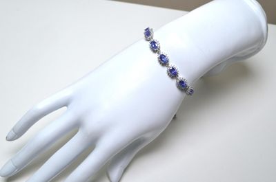 Un bracelet ajustable en argent serti de 5,40 cts env de tan…
