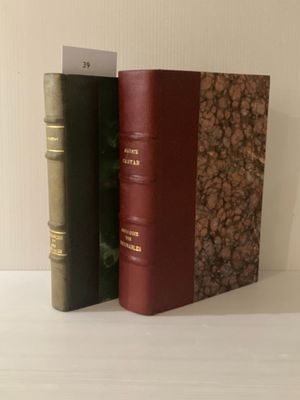 deux livres posés sur une table blanche