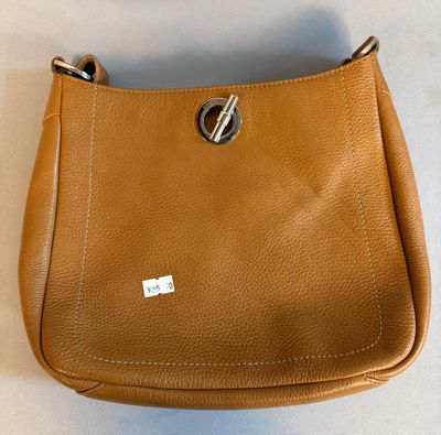 sac à main en cuir beige avec une poignée métallique sur fond blanc