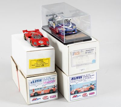 trois boîtes de petites voitures empilées les unes sur les autres