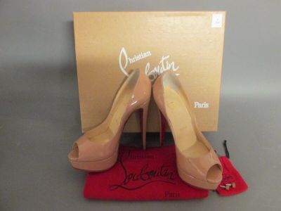 Escarpins Christian Louvignon couleur nude, avec leur boîte et leur pochette en velours rouge