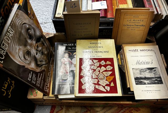Carton de livres sur les arts, les antiquités et musées : Marques...