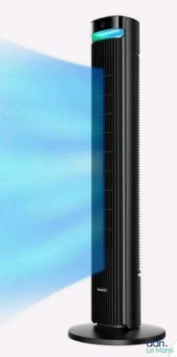 une image représentant un ventilateur sur pied noir d'où émane une lumière bleue