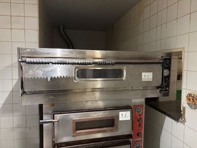 une image d'un four commercial dans une cuisine commerciale