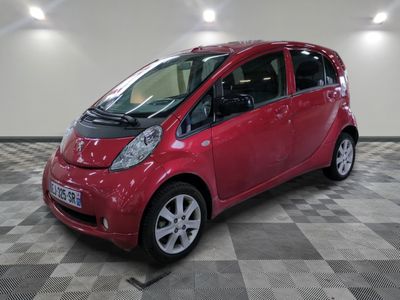 la photo d'une petite voiture rouge garée dans un garage