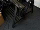 un bureau surmonté d'un ordinateur dans une pièce