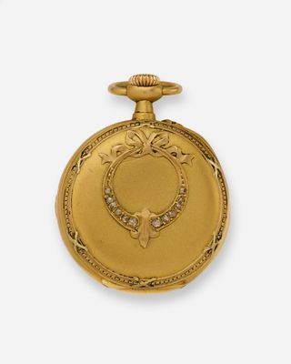 une image représentant une montre de poche en or dont le cadran est orné de diamants