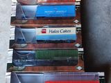 un grand nombre de trains miniatures posés sur une table