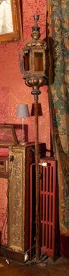 une image d'un salon avec un canapé et une table