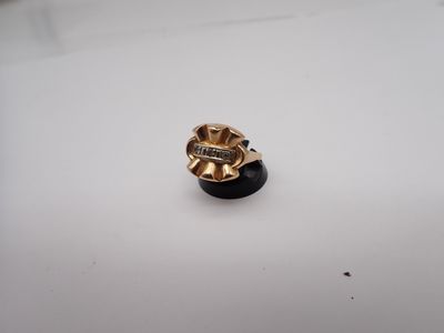 gros plan d'une bague en or sur une surface blanche