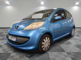 la photo d'une voiture bleue garée dans un garage