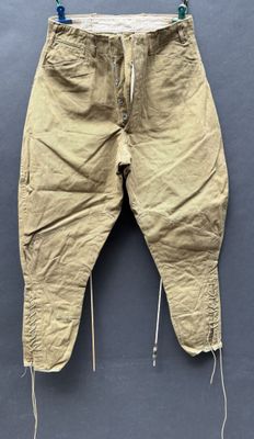un gros plan sur un pantalon suspendu à une corde à linge