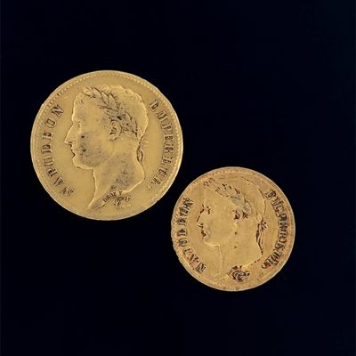 deux pièces d'or portant le portrait d'un homme et d'une femme