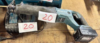 deux outils électriques posés sur une table