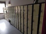 une longue rangée de casiers dans une pièce comportant de nombreuses portes