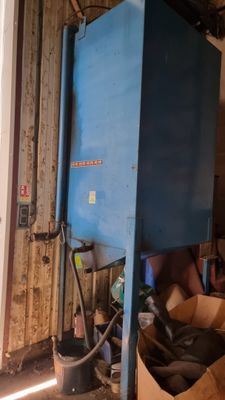 une machine bleue qui se trouve dans un garage