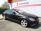 La Mercedes CLS est garée devant l'enseigne d'une banque.