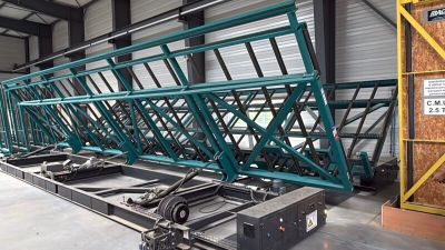 une photo d'une grande structure métallique dans un entrepôt